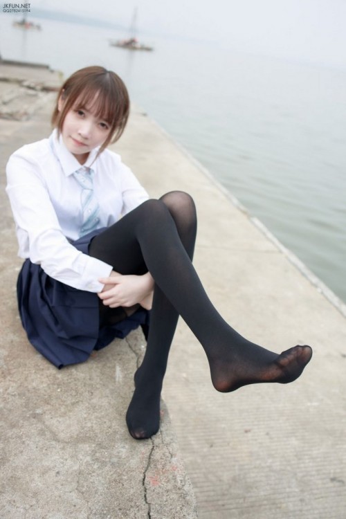 15819993594Lxw-683x1024.jpg