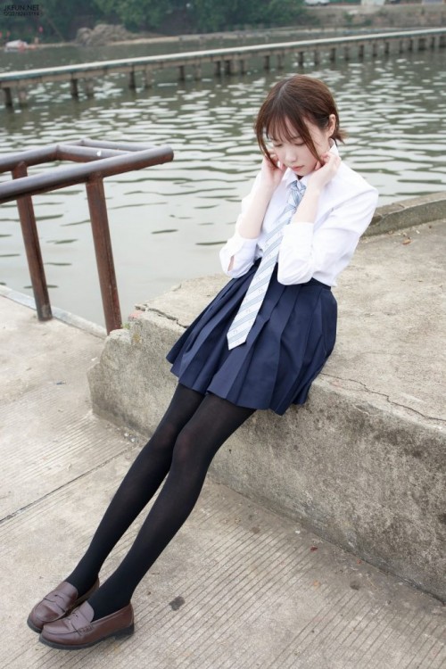 1581999377De6r-683x1024ddc326909b70938f.jpg