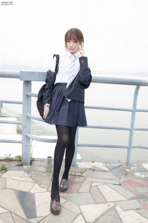 1581999452C6hT-683x1024.jpg