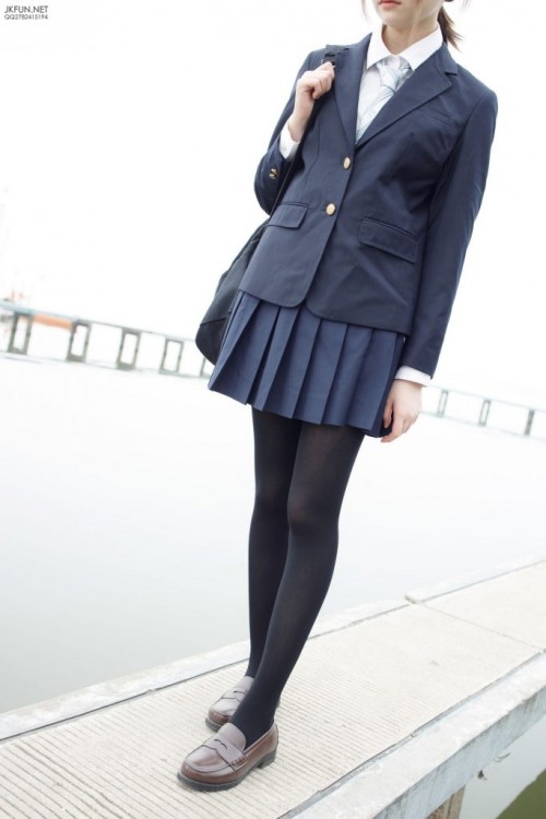 15819995105hEw-683x1024.jpg